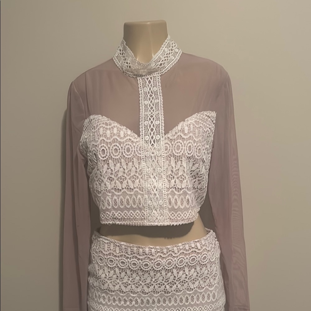 Elegant White Lace 2 piece Skirt Set- size L - Picture 3 of 6